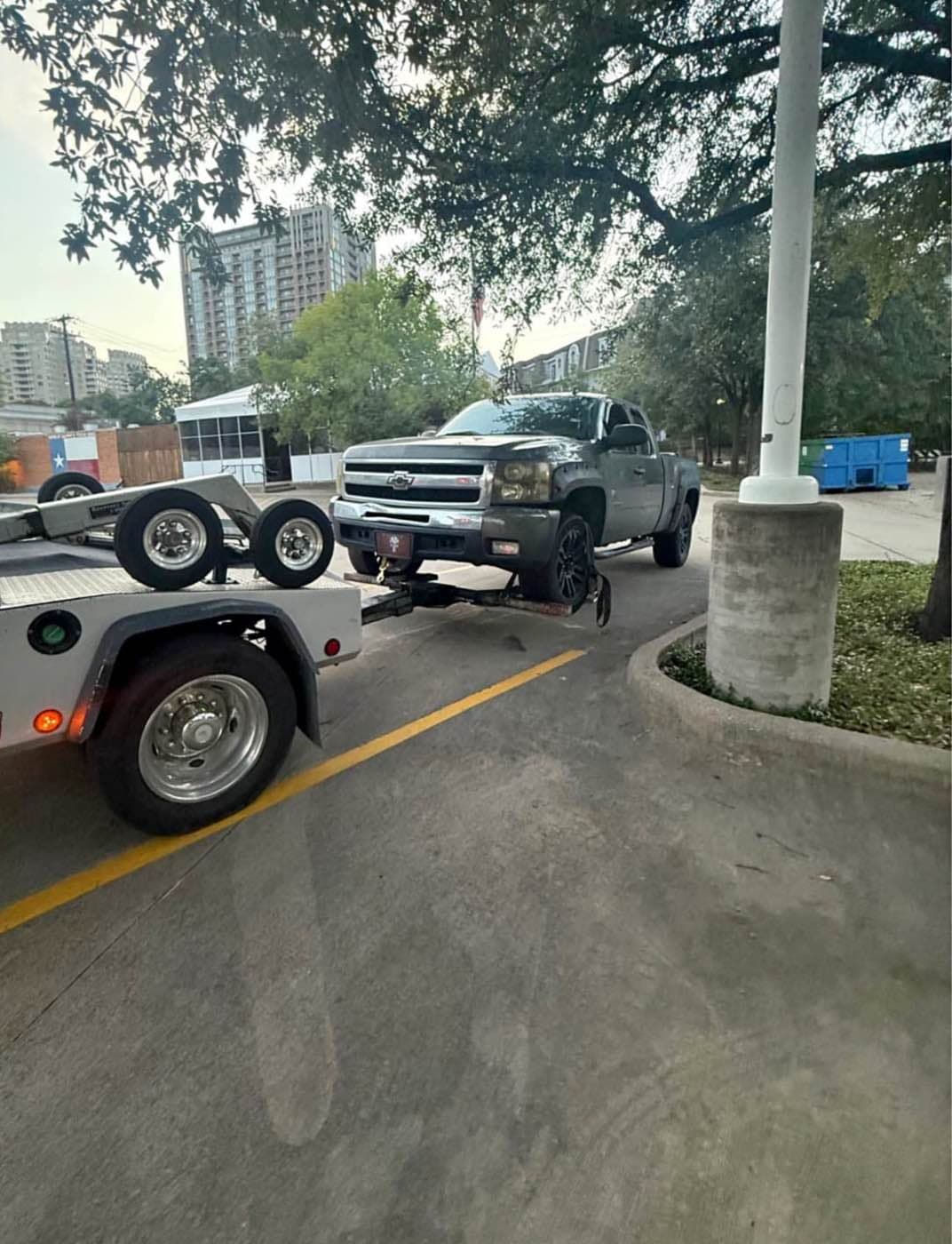 Pickup enganchada a la grúa en una calle de la ciudad